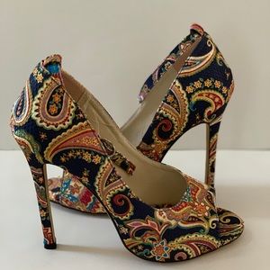 Women’s Stylish Paisley Print Heels Size 8